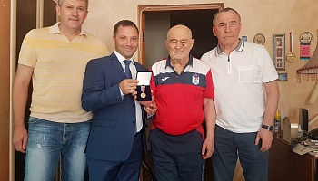 Легенде ростовского футбола Юрию Шикунову вручена награда